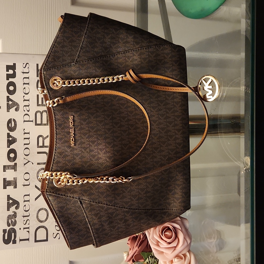 Jet Set Large Signature Logo Shoulder Bag